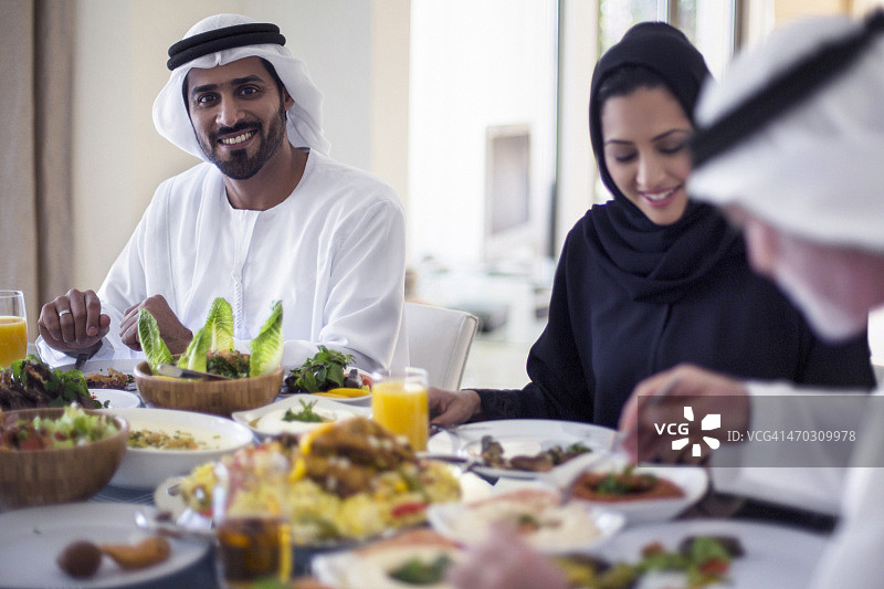 中东男人与家人一起用餐图片素材