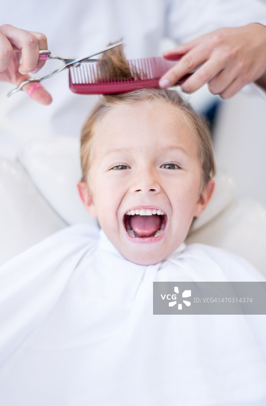 在理发店的男孩图片素材