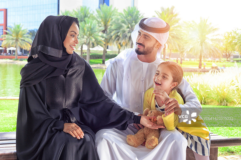 公园里的中东家庭图片素材
