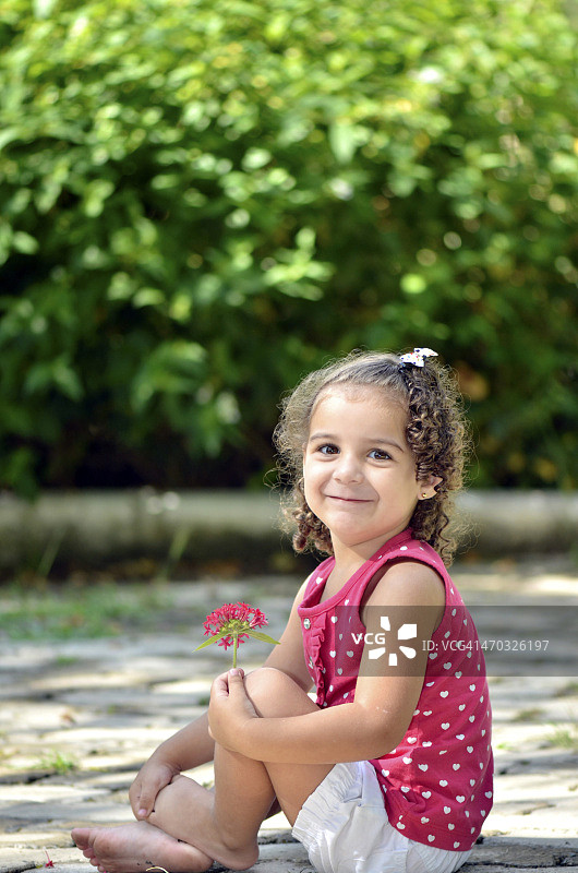 拿着花朵的小女孩图片素材