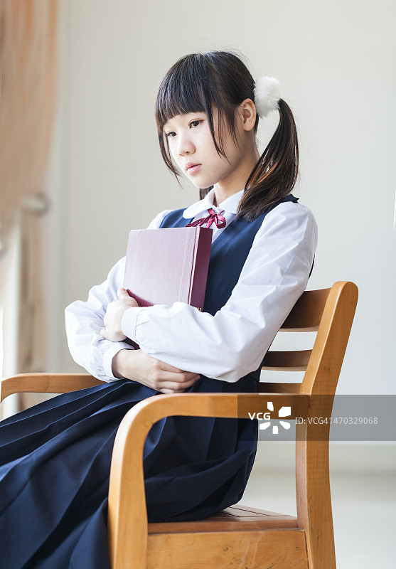 在学校图书馆里的少女图片素材