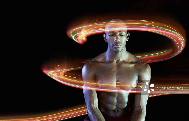 闭眼男人被光芒环绕图片素材