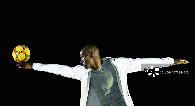 男人手持平衡球图片素材