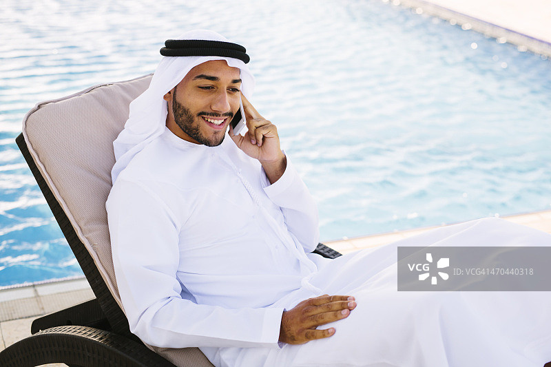阿拉伯男人在泳池边放松图片素材