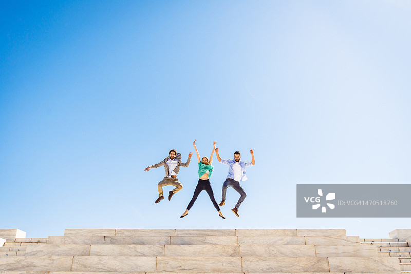 三个朋友跳跃图片素材
