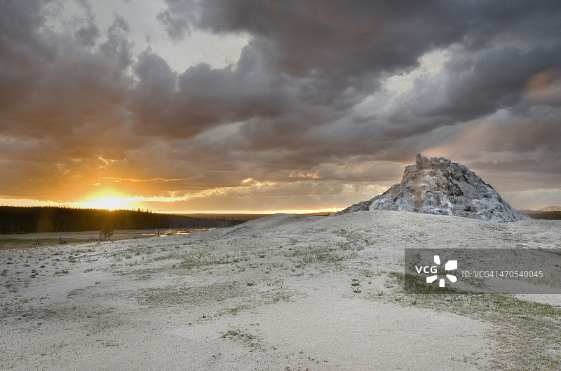 黄石国家公园的白圆顶间歇泉图片素材