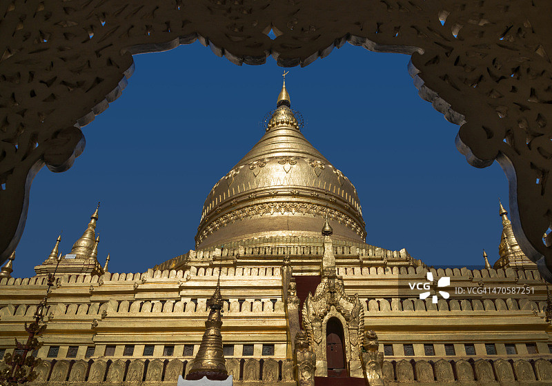 透过门看到的蒲甘瑞西光塔图片素材
