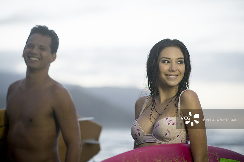 沙滩上的情侣图片素材