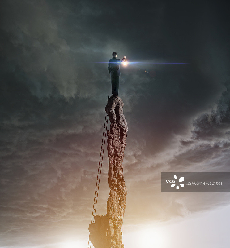 在岩石柱子上拿着灯笼的白人男子图片素材