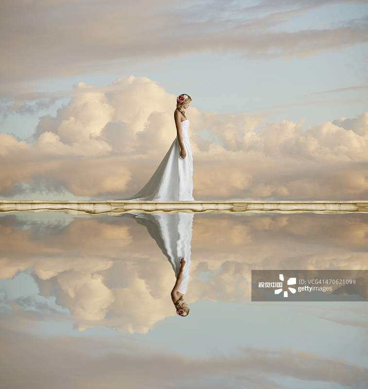 静止湖面中反射的白人新娘图片素材