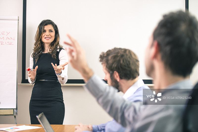 男人在商务研讨会上举手图片素材