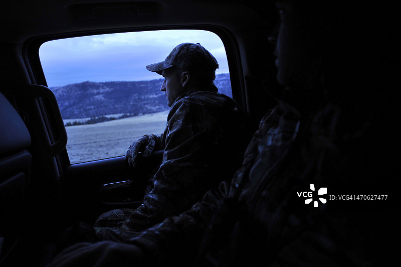 美国俄勒冈州约翰迪，越野车后部的两名猎鹿人图片素材