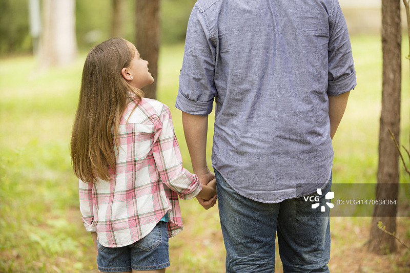 父女户外手牵手，亲子爱意图片素材
