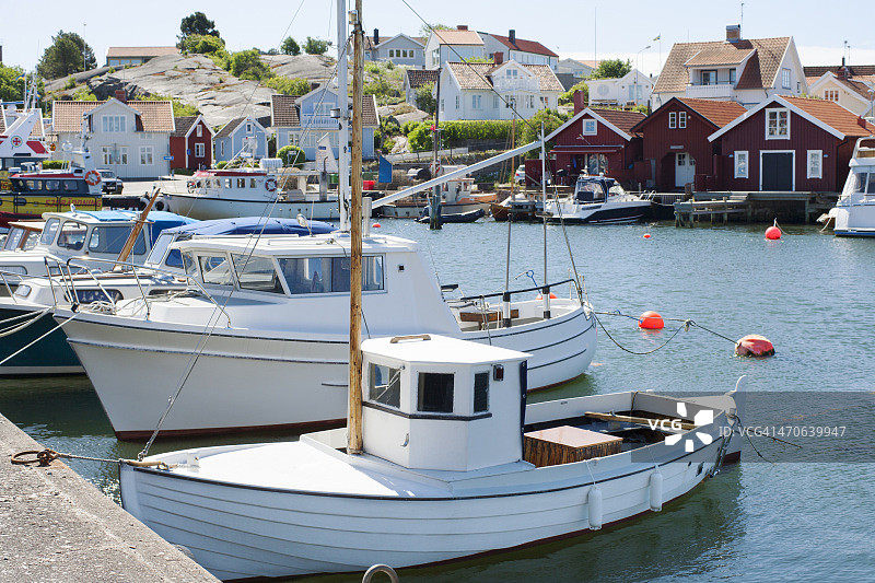 瑞典博胡斯兰群岛Fjallbacka停泊的渔船图片素材
