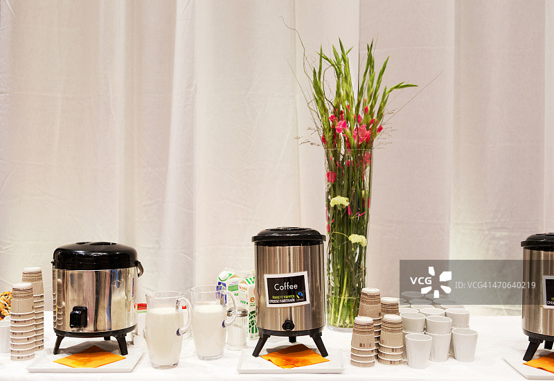 商务会议上摆放着热饮的桌子图片素材