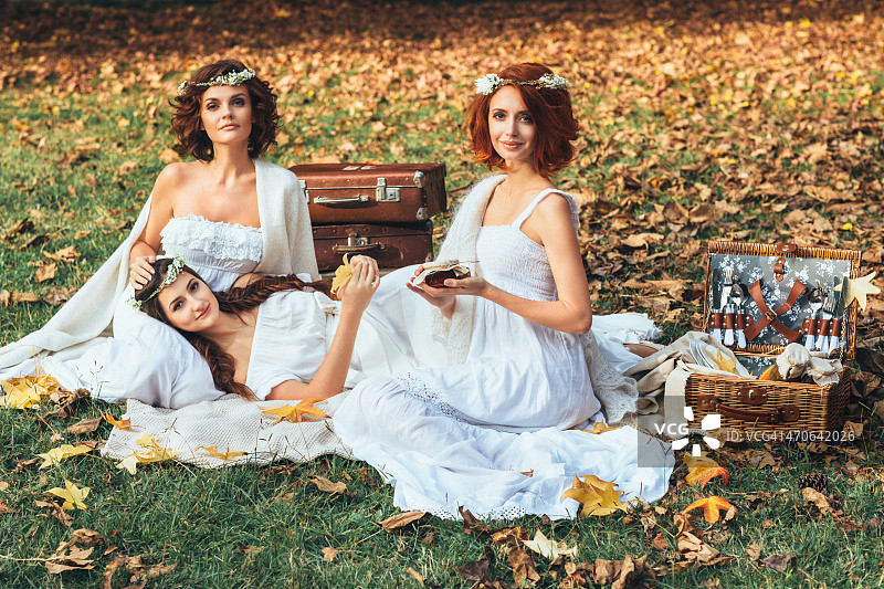 秋日森林背景下的三位美丽新娘图片素材