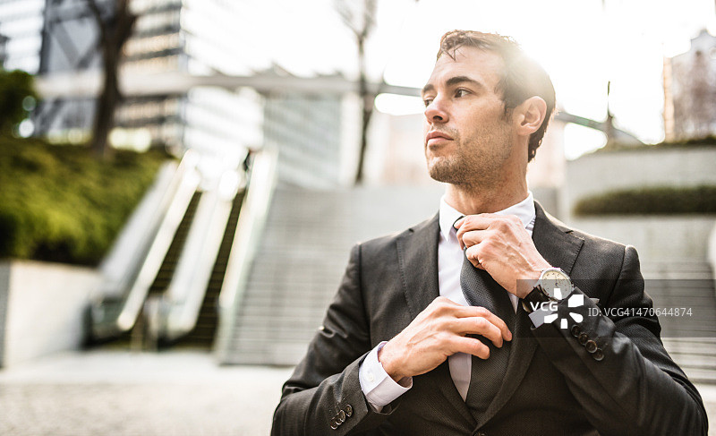 商务男人在户外穿衣服图片素材