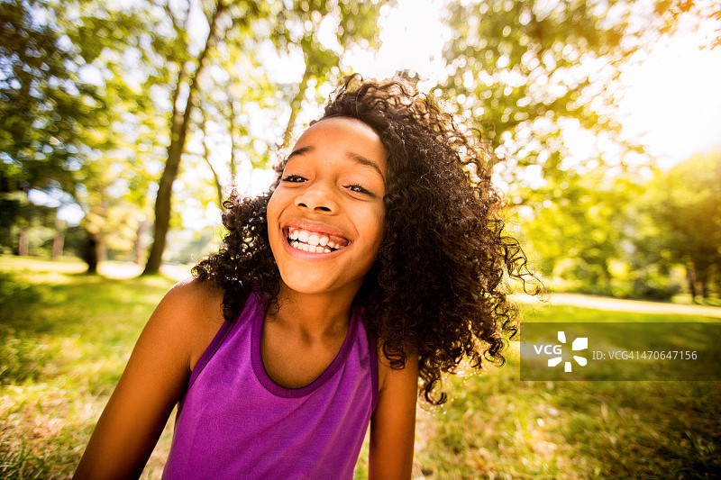 在公园里开怀大笑的非洲裔女孩图片素材