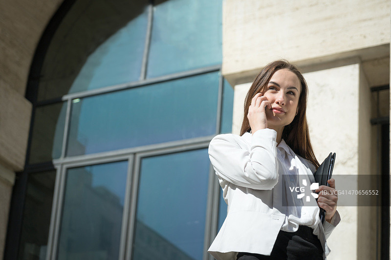 城市景观中成功的女商人图片素材