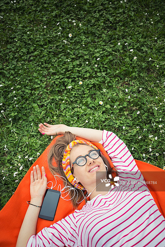 在自然中享受空闲时光的少女图片素材