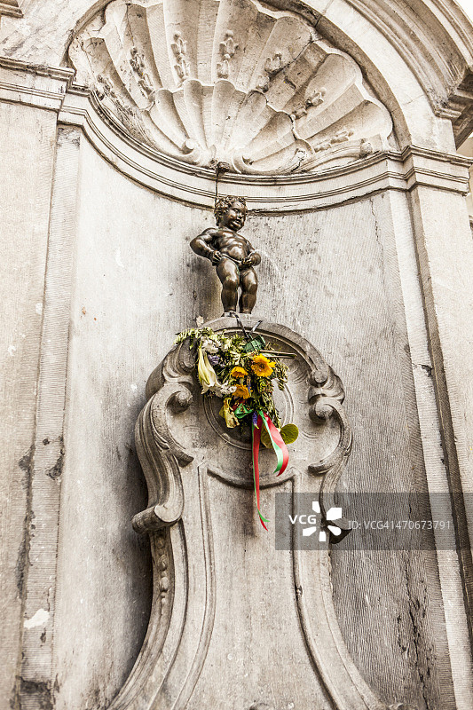 正在撒尿的小于连图片素材