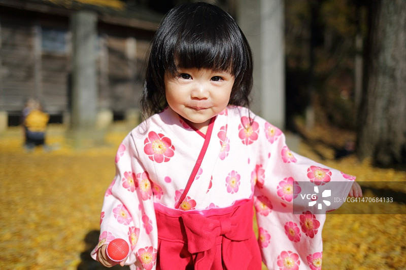 拿着麦克风的小宝宝图片素材