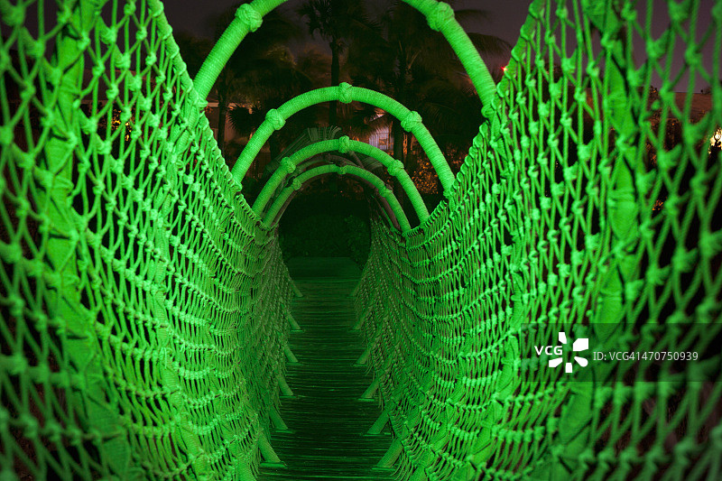绿光照亮的绳索桥图片素材