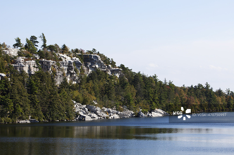米内瓦斯卡湖周围的岩石峭壁图片素材