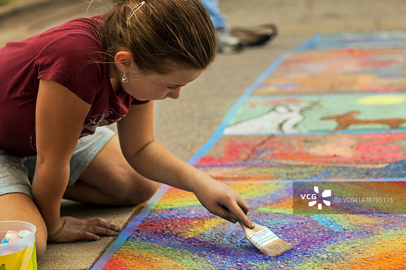 年轻的粉笔艺术家图片素材