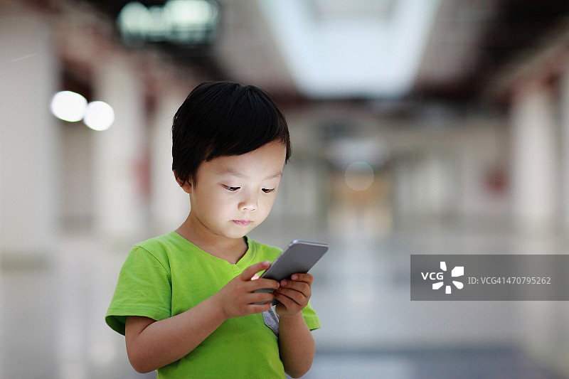 用智能手机的男孩图片素材