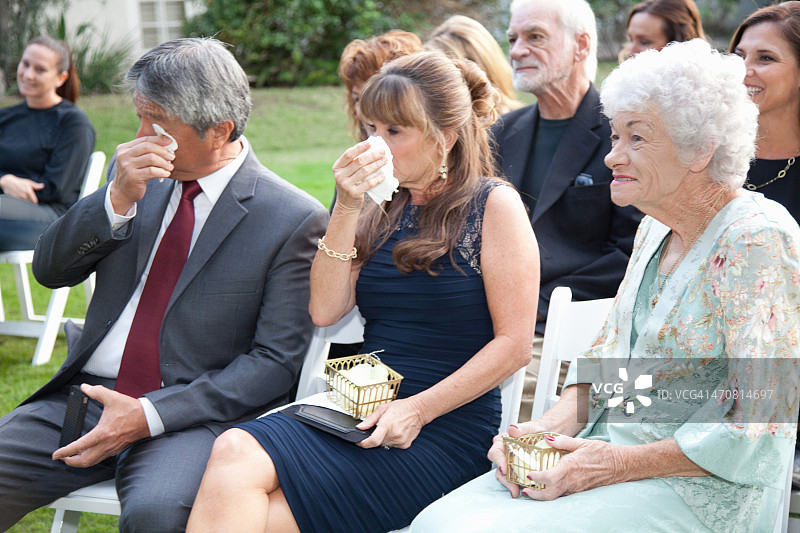 婚礼上哭泣的中年男人和女人图片素材