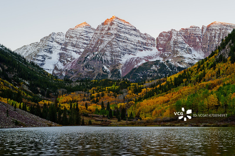 美国科罗拉多州 Aspen 的 Maroon Bells 和 Maroon 湖图片素材
