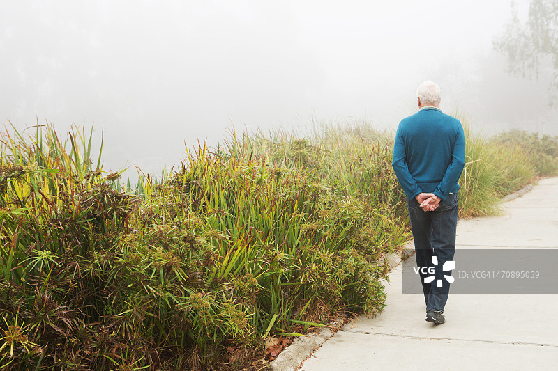 在公园里散步的年长男人图片素材