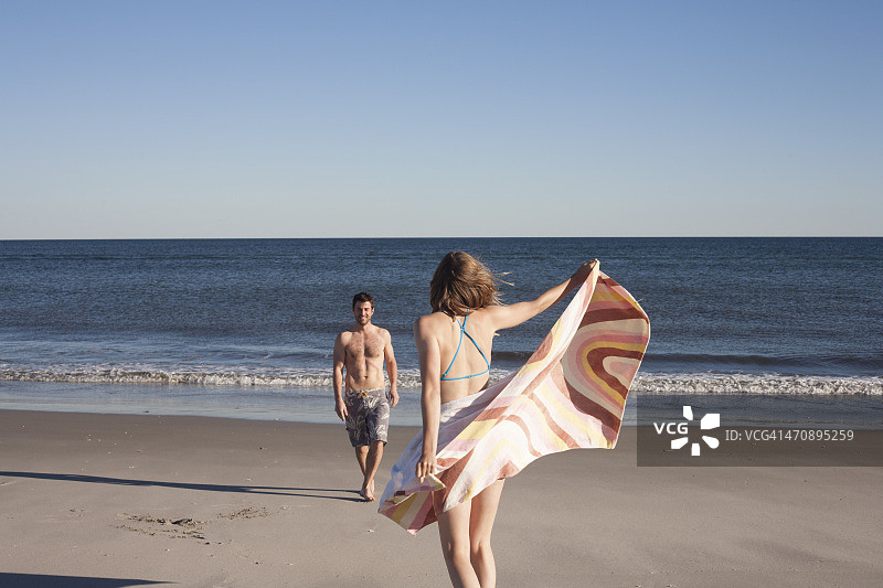 美国纽约皇后区微风点海滩情侣图片素材