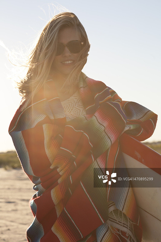 年轻女人裹着毯子，美国纽约图片素材