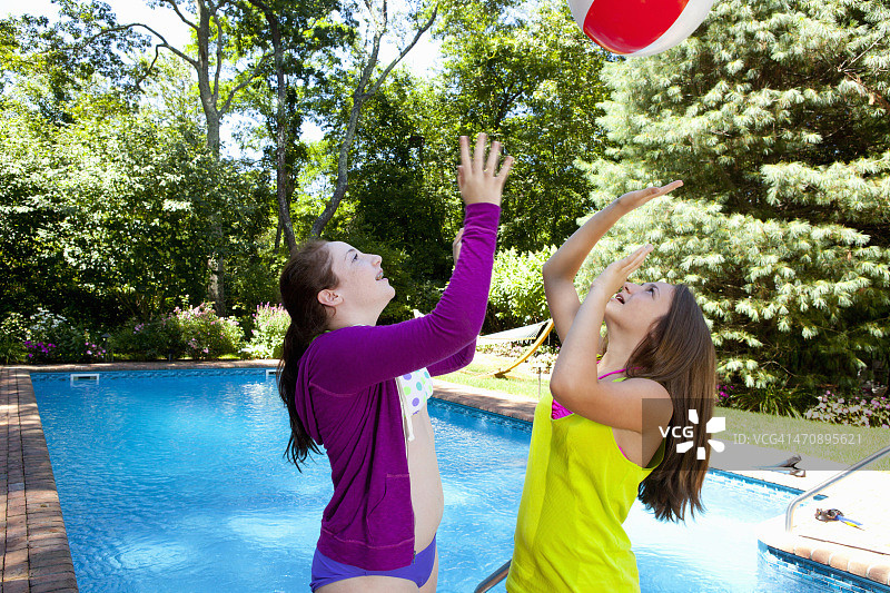 朋友们在泳池边玩耍图片素材