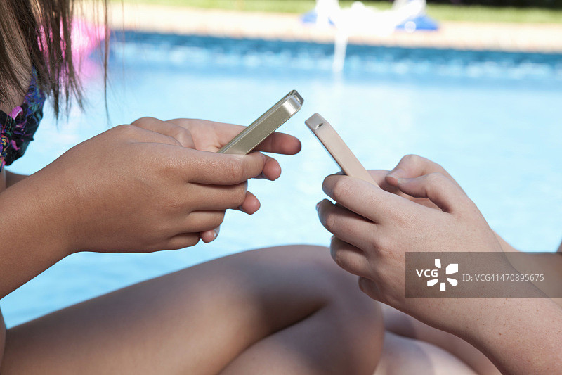 朋友们用手机发短信图片素材