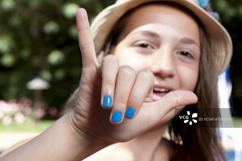 小女孩涂指甲油图片素材