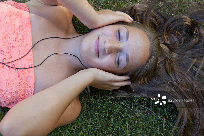 听音乐的女孩图片素材