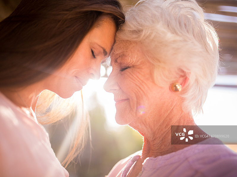 年长的女人和她有爱的成年女儿在户外图片素材