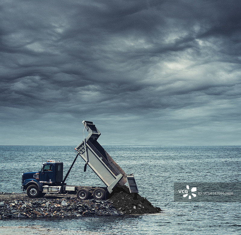 向海洋倾倒土壤图片素材