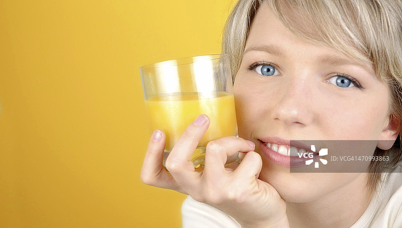 拿着果汁的女孩图片素材