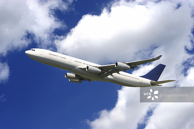 客机爬升至蓝天图片素材