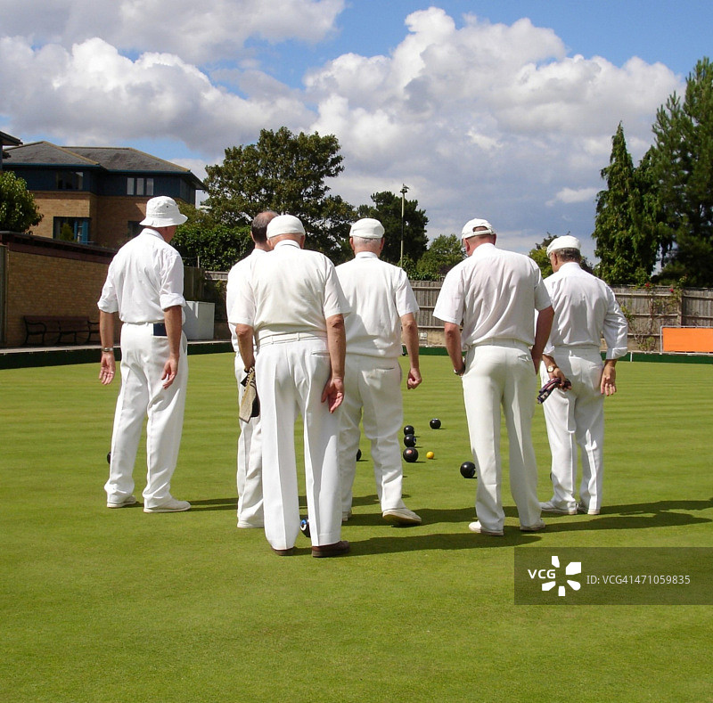 白色的草地滚球游戏图片素材
