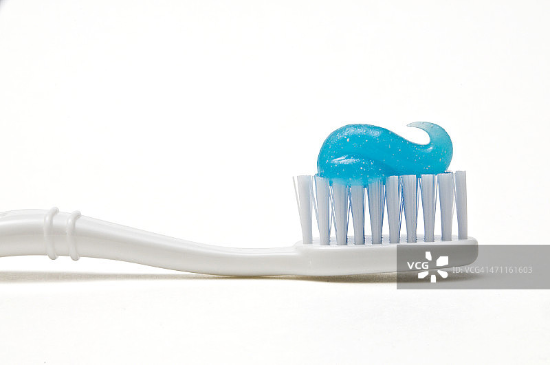 带有蓝色牙膏的白色牙刷图片素材