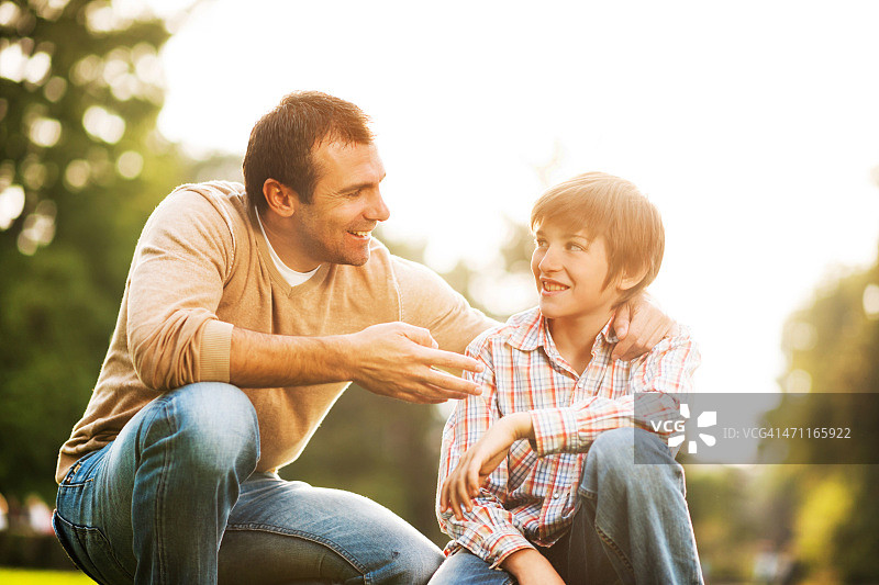 日落时分微笑的父子交流图片素材
