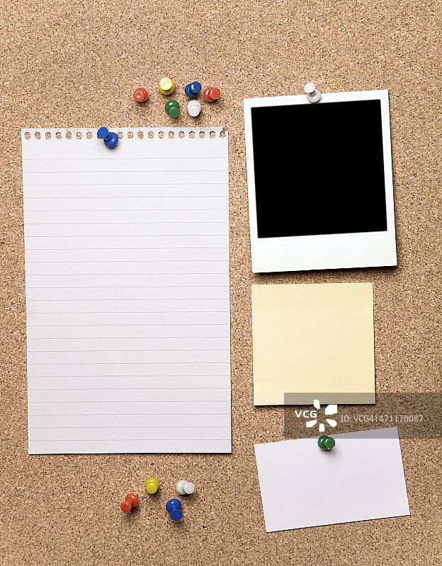 软木板上的空白纸张和照片图片素材