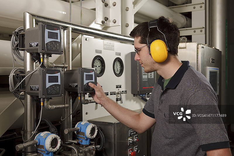 反渗透水净化装置技术员检查系统设置图片素材