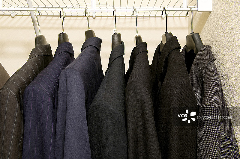 一排西装外套图片素材
