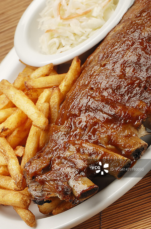 肋排、炸薯条和卷心菜沙拉图片素材